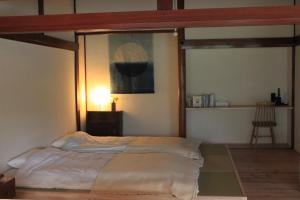 sypialnia z łóżkiem z dużym szklanym oknem w obiekcie wine& stay Shinyashiki w mieście Nishimura