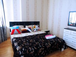 Ένα ή περισσότερα κρεβάτια σε δωμάτιο στο Bishkek House Apartment 3