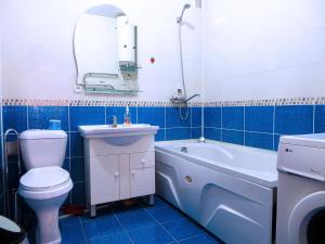 ein Badezimmer mit einem WC, einer Badewanne und einem Waschbecken in der Unterkunft Bishkek House Apartment 3 in Bischkek