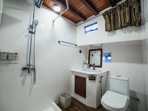 Kamar mandi di Akoya Pearl