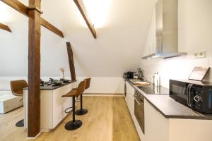 a small kitchen with a counter and a microwave at 100qm - 3 rooms - central - RHM apartments in Hannover
