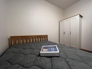 Una cama con una báscula encima. en 3 Bedroom Cozy Stay 5km CBD, en Sídney