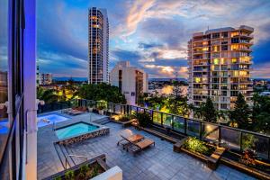 een balkon met uitzicht op de stad bij zonsondergang bij Pool View, Low Floor Apartment at Circle on Cavill - Wow Stay in Gold Coast