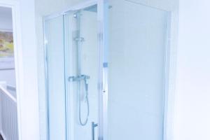 a shower with a glass door in a bathroom at Elegant 3 bed house in the heart of London in London