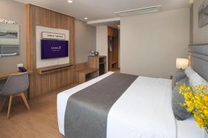 ラートクラバンにあるCanalis Suvarnabhumi Airport Hotelのベッドとテレビがあるホテルの部屋 +37枚の写真