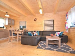 un soggiorno con divano e tavolo di Comfortable holiday house with a garden, D bki a Dąbki