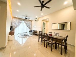 een eetkamer en een woonkamer met een tafel en stoelen bij Ha-aH⁴ Home@nearby IOI Resort,3BR w Balcony in Serdang