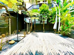 Widya Luxury House外面的花园