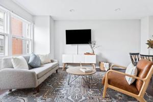 uma sala de estar com um sofá e uma televisão em The BEST Gorgeous & Luxurious Home Walk to Metro em Arlington