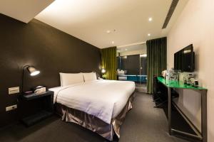 台北的住宿－凡登台北商務旅店，酒店客房设有一张大床和一间浴室。