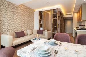 un soggiorno con divano e tavolo di Superb modern and comfortable flat in Istanbul a Istanbul