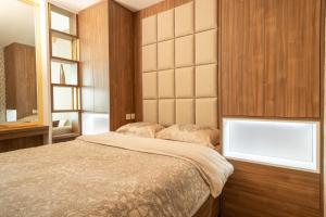 una camera con un grande letto e una finestra di Superb modern and comfortable flat in Istanbul a Istanbul