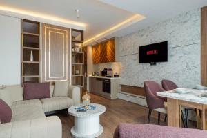 un soggiorno con divano e TV a parete di Superb modern and comfortable flat in Istanbul a Istanbul