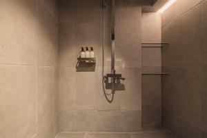 La salle de bains est pourvue d'une douche avec un robinet. dans l'établissement Luxury hanok with private bathtub - SW07, à Séoul