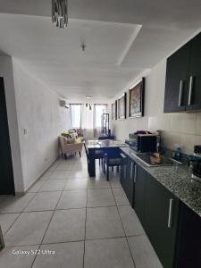 een keuken en een woonkamer met een tafel. bij Casa Hany in Panama-Stad