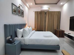 Una cama o camas en una habitación de Hotel Elite 32 Avenue - Near Google Building, Sector 15 Gurgaon