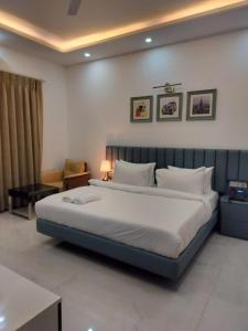 Una cama o camas en una habitación de Hotel Elite 32 Avenue - Near Google Building, Sector 15 Gurgaon