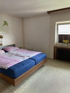 Ліжко або ліжка в номері Entire house, quiet city location, garden, parking