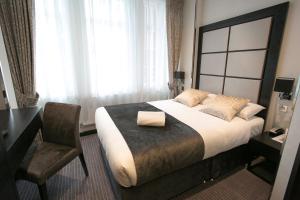 Tempat tidur dalam kamar di Great St Helen Hotel
