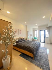 1 dormitorio con 1 cama grande en una habitación en Gia Khang en Dalat