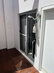 - une douche dans une chambre avec une porte en verre dans l'établissement Ultra Stylish Fremantle Area, à Fremantle