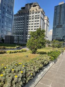 un giardino con fiori gialli di fronte a edifici alti di Superb modern and comfortable flat in Istanbul a Istanbul