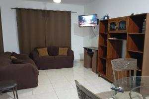sala de estar con sofá y TV en 15 min de playa Casa minimalista, en Ciudad Madero