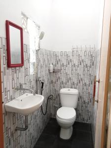 La salle de bains est pourvue de toilettes et d'un lavabo. dans l'établissement Walur Surf Villa, à Krui