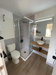 Kúpeľňa v ubytovaní Precioso apto Miami primera linia playa cala de las Sirenas, con WIFI y NETFLIX, adecuado para teletrabajar