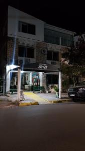 een auto die 's nachts voor een gebouw geparkeerd staat bij Hotel Bella Unión in Bella Unión