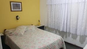 - une petite chambre avec un lit et une fenêtre dans l'établissement Hotel Bella Unión, à Bella Unión
