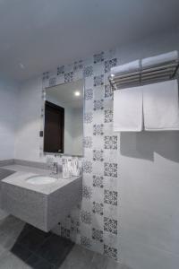 y baño con lavabo y espejo. en Orient Jewel, en Al Khobar
