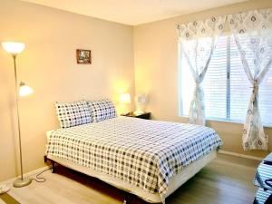 1 dormitorio con cama y ventana en Independent bedroom with private bathroom#2 en Las Vegas