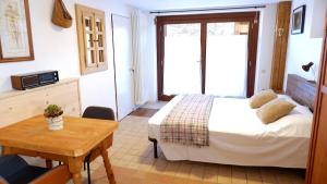 a hotel room with a bed and a table with a table sidx sidx at Casa Betulla in Valmorel
