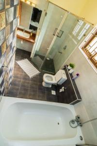 Et badeværelse på Acacia Bee 4 Bedroom