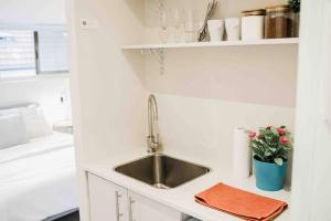 Кухня или мини-кухня в Gabriel Apartments - Stone Suits JEM City Center
