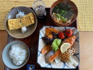 um tabuleiro de comida com arroz, legumes e sopa em 小舞庵 Komaian em Tokushima