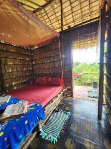 Bett in einem Zimmer mit Fenster in der Unterkunft Sweet Jungle Glamping in Koh Rong