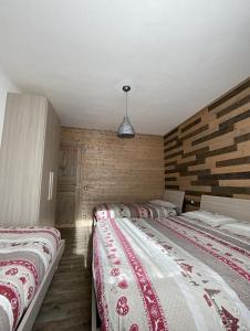 特雷斯凱孔卡的住宿－CASA ROBERTA，木墙客房的两张床