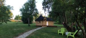 una piccola cabina in mezzo a un cortile di Au Verger des Louves 
