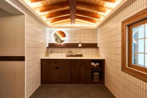 Kjøkken eller kjøkkenkrok på Luxury hanok with private bathtub - IG01
