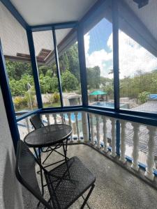 Balkón nebo terasa v ubytování Ngermid Oasis - Studio W/ Kitchenette & Pool View