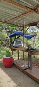 Una mesa de picnic con una tienda de campaña y una computadora portátil encima. en Jungle Glamping Tent Two, en Maluk