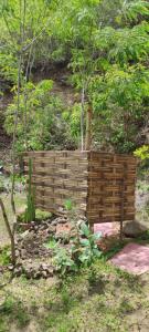 una valla de madera en medio de un jardín en Jungle Glamping Tent Two, en Maluk