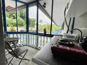 Balkón nebo terasa v ubytování Ngermid Oasis - Studio W/ Kitchenette & Pool View