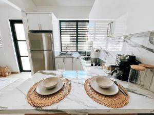 una cocina con una mesa con platos y servilletas. en Stylish Comfy Boho Style Home W/ Parking@ San Juan, en San Juan