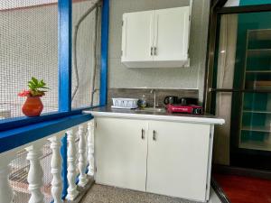 Kuchyň nebo kuchyňský kout v ubytování Ngermid Oasis - Studio W/ Kitchenette & Pool View