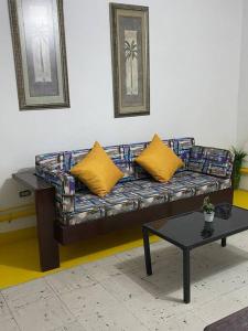 ein Sofa mit gelben Kissen auf einem Zimmer in der Unterkunft Refugio Amarelo en calle 10: eje vital de la zona in Ciudad Madero