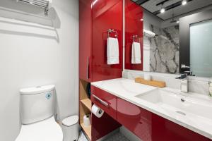 bagno rosso con servizi igienici e lavandino di Downtown location, outdoor patio, pet friendly, parking and fitness facility! a Victoria