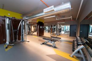 una palestra con diversi tapis roulant e cyclette di Downtown location, outdoor patio, pet friendly, parking and fitness facility! a Victoria